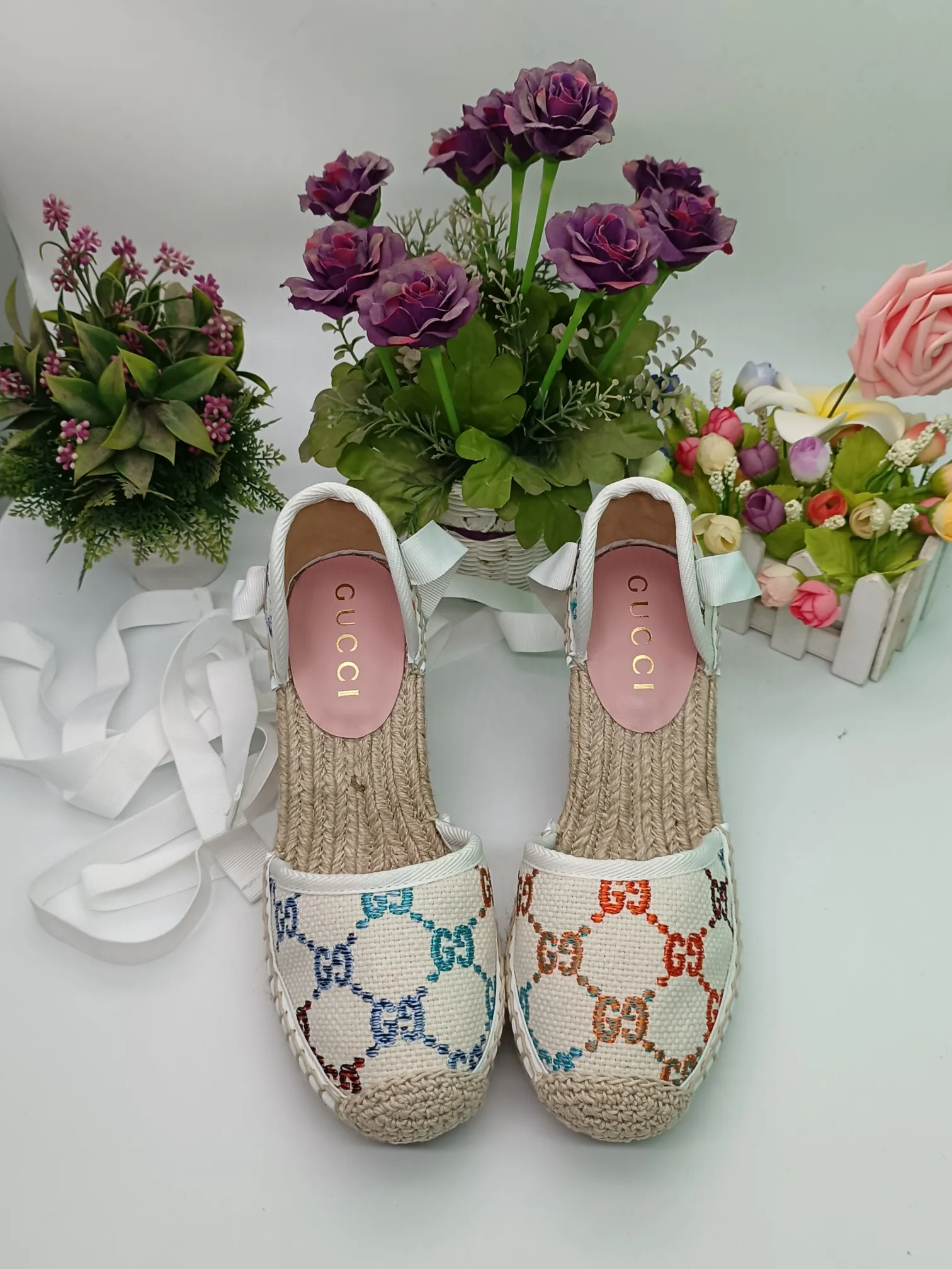 👟👟Ex-factory price 440👟👟 GUCCI wedge fisherman sandals, thick-soled straw, high-end quality, fabric: double G fabric, electric embroidery, lining: mixed sheepskin lining, yardage: 35～42, color: pure white. Dear new and old customers, the picture has been updated, please transfer the image to change. The upgraded version of the wedge heel currently has more than 40 colors. Transfer the image to sell.